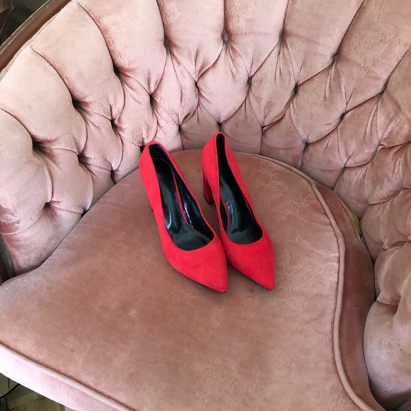 New red high heels - Picture 3 of 5